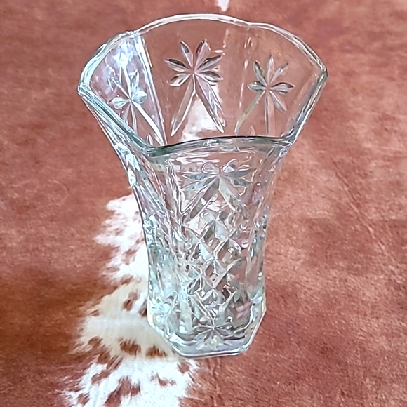 Beautiful Glass Vase - Picture 2 of 10